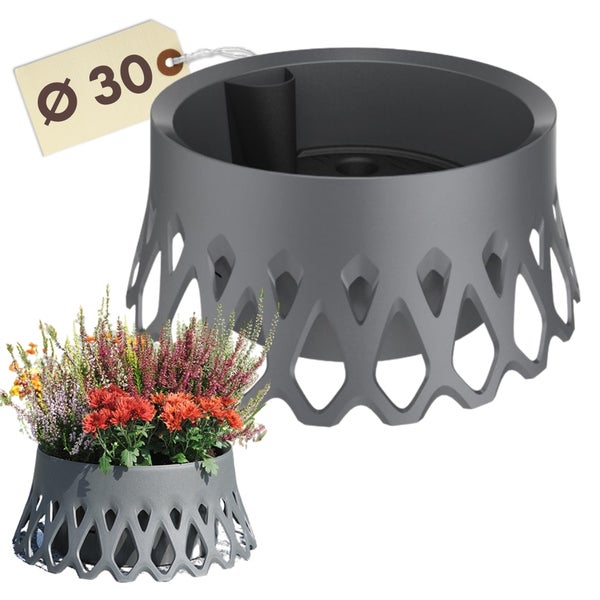 Grauer Pflanzkübel mit Lochmuster und einer Bepflanzung mit Herbstblumen