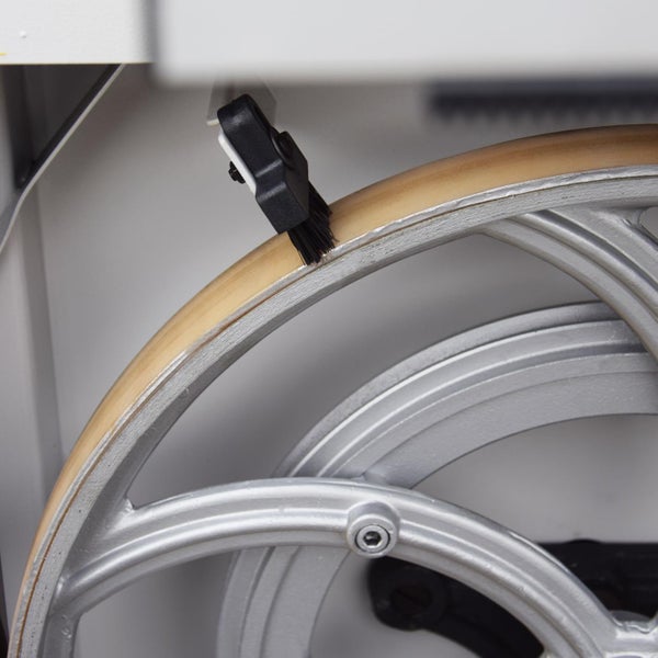 Detailaufnahme eines Bürstenreinigers an einer Bandsäge