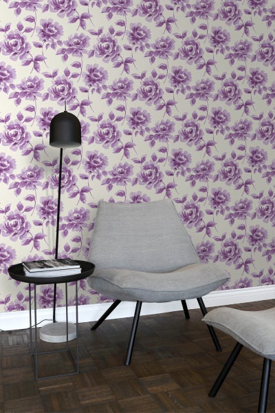 Raumgestaltung mit Tapete mit Rosenmuster, Sessel und Stehlampe