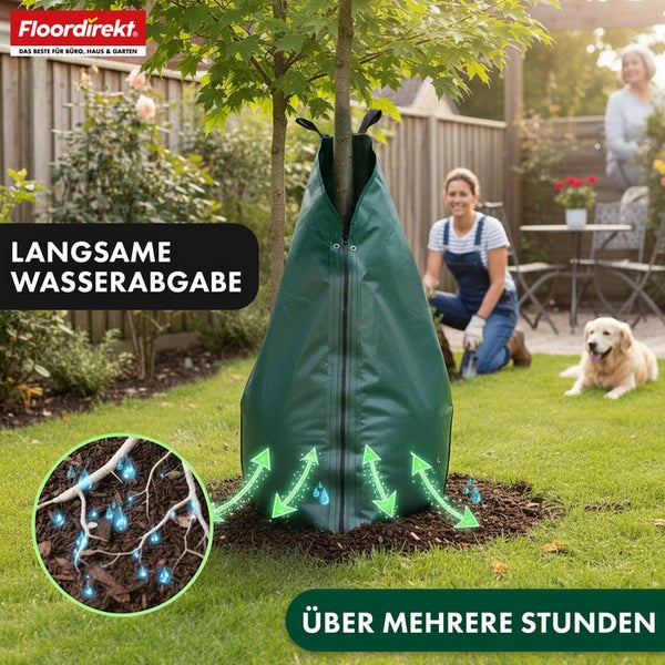 Baumbewässerungssack am Baum im Garten mit zwei Frauen und einem Hund im Hintergrund.