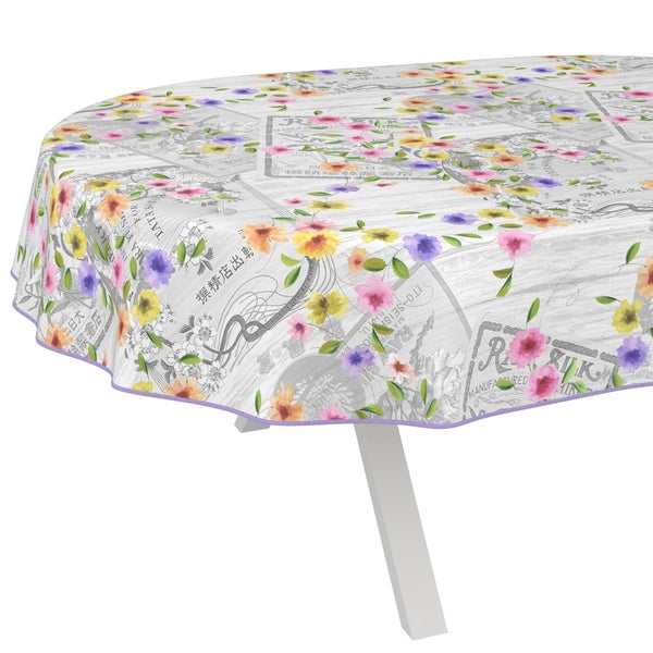 Runde Tischdecke mit Blumenmuster auf einem Tisch