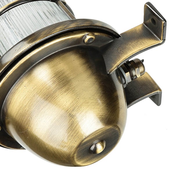 Detailaufnahme einer bronzefarbenen Wandleuchte mit Glas