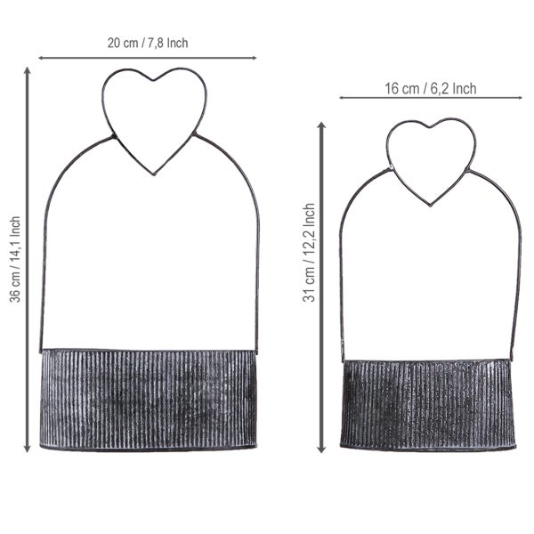 Zwei herzförmige Pflanzgefäße mit Maßangaben