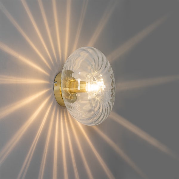 Wandleuchte mit einer klaren, spiralförmigen Glasschirm und einer goldenen Halterung