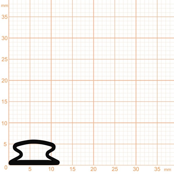 Dichtungsprofil aus schwarzem Kunststoff auf einer Millimeter-Skala. Breite circa 12 Millimeter, Höhe circa 5 Millimeter.