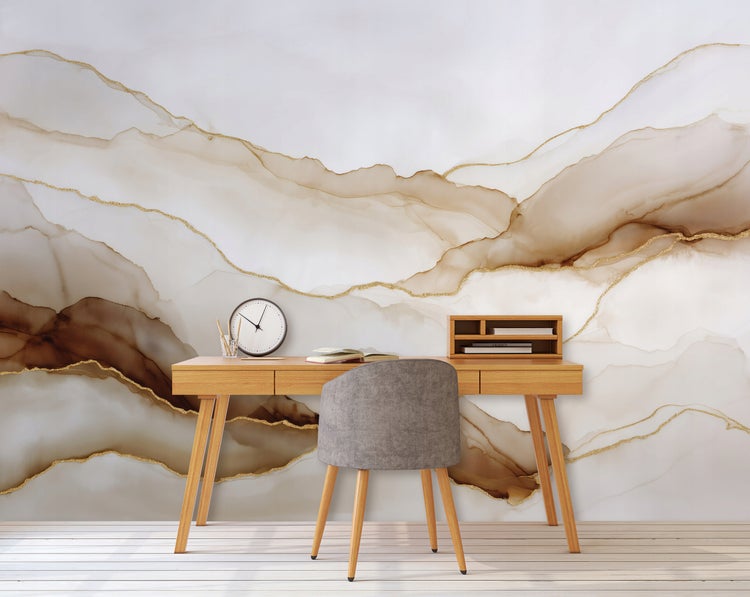 Arbeitszimmer mit Schreibtisch, Stuhl und Wandbild in Marmoroptik