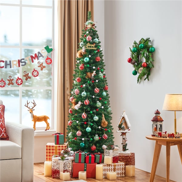 Weihnachtlich dekorierter Raum mit Tannenbaum, Geschenken und Dekorationen