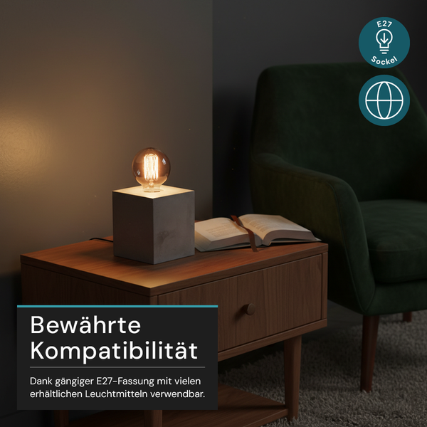 Dekorative Lampe mit E27 Fassung auf Nachttisch neben geöffnetem Buch