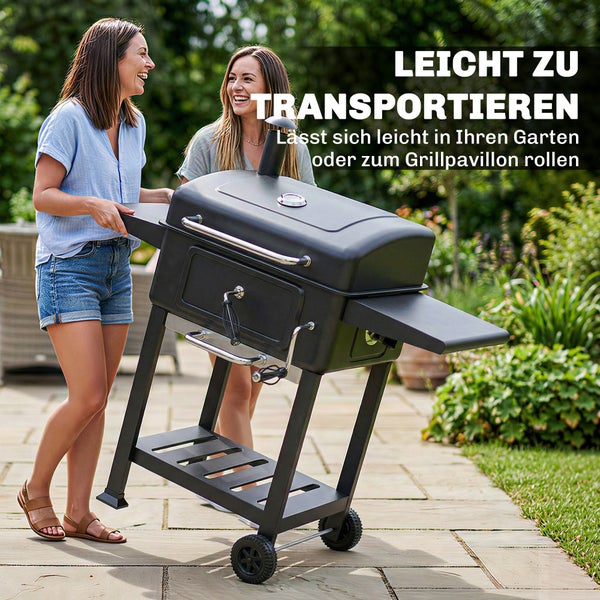 Zwei Frauen bewegen einen fahrbaren schwarzen Holzkohlegrill auf einer Terrasse im Garten.