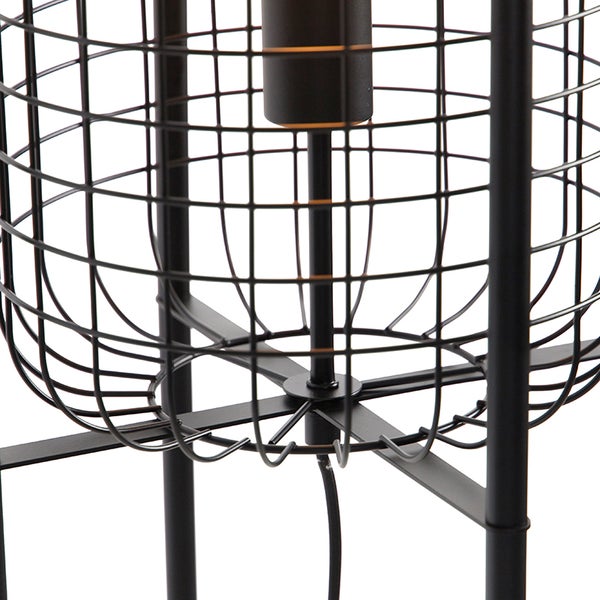 Detailansicht einer Drahtkorb-Stehlampe