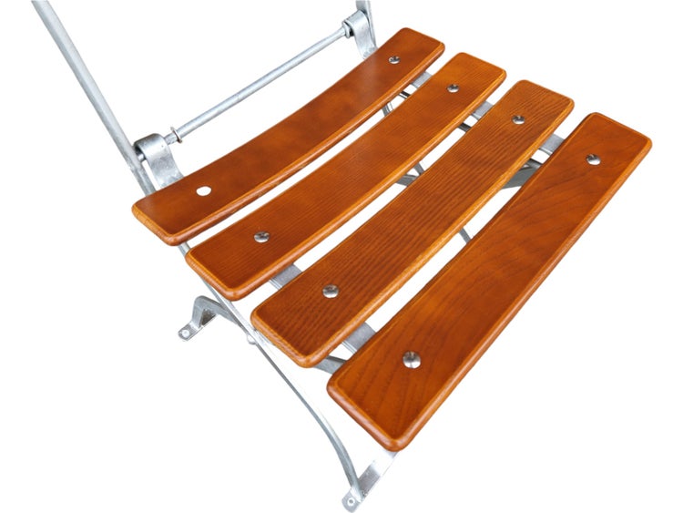 Sitzfläche eines Klappstuhls mit Holzlatten und Metallgestell.