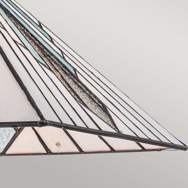 Detailansicht einer Lampe mit geometrischem Glasschirm