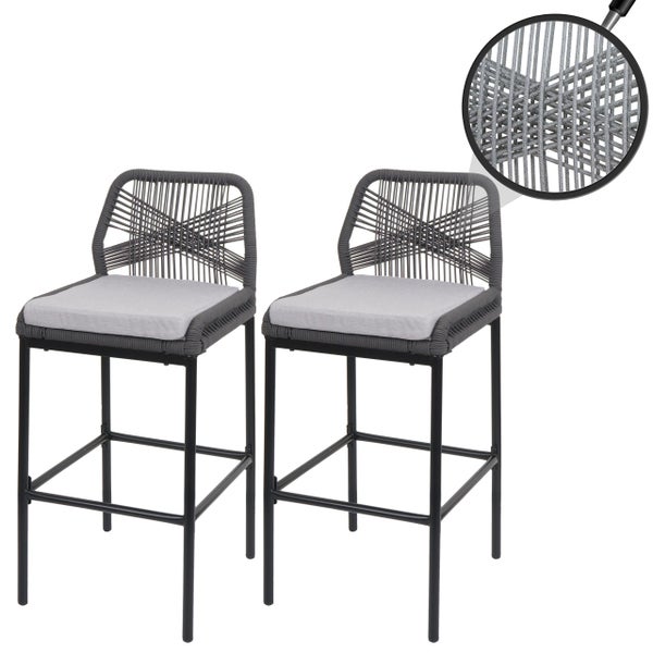 Zwei Barstühle mit geflochtener Rückenlehne und Sitzkissen.