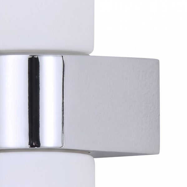 Wandleuchte mit verchromter Oberfläche und Leuchtenschirm aus Glas im Detail