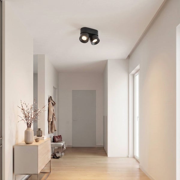 Doppelter LED Deckenstrahler in einem modern eingerichteten Flur mit hellem Parkettboden und minimalistischen Möbeln.