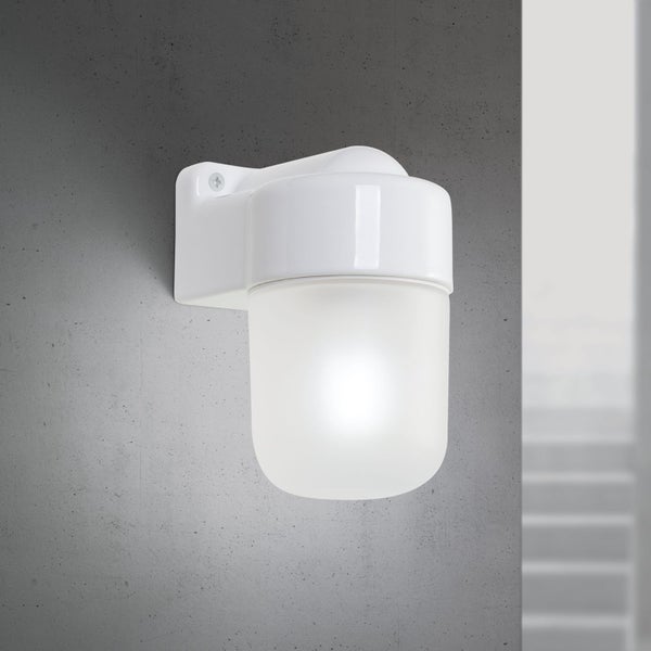 Moderne Außenwandleuchte mit milchigem Glas und Halterung montiert an einer Wand