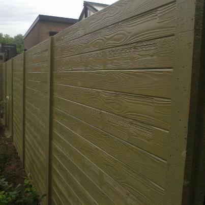 Betonzaun mit Holzstruktur