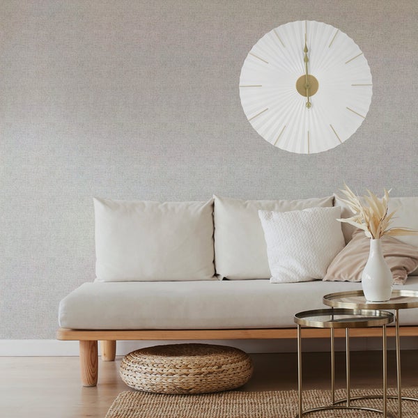 Wohnzimmer mit Sofa, Tisch und Wanduhr