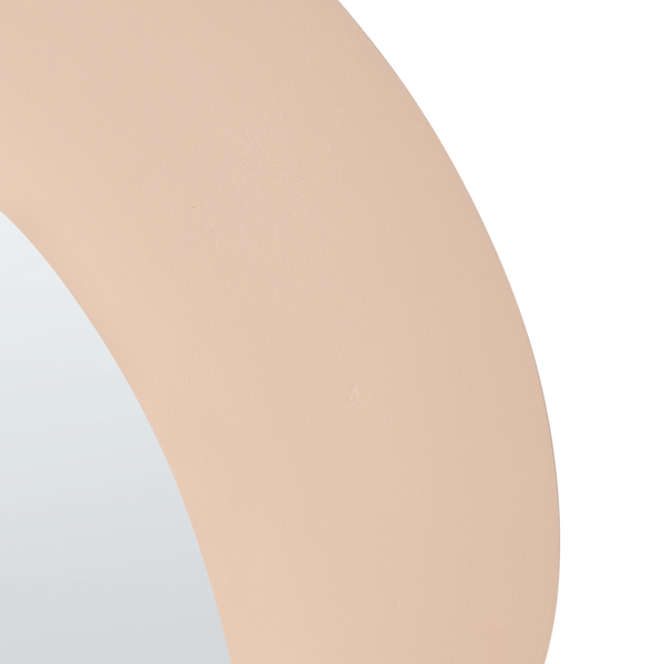 Nahaufnahme eines runden Wandspiegels mit breitem beigefarbenem Rahmen.