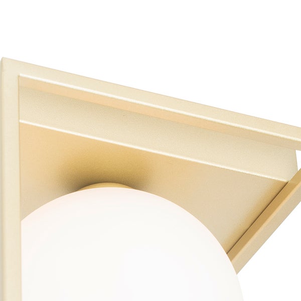 Detail einer Wandleuchte mit geometrischem Rahmen und kugelförmigem Lampenschirm.