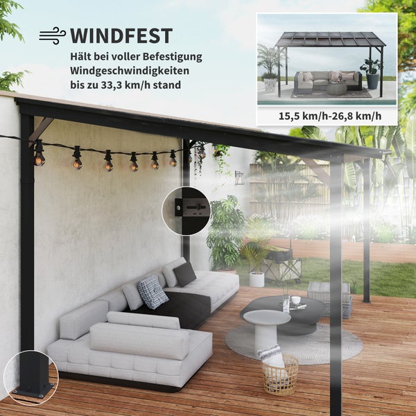Terrassenüberdachung aus Aluminium mit Gartenmöbel-Set aus Holz auf einer gepflasterten Terrasse vor einem Gebäude.