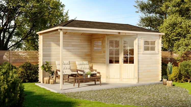 Holzgartenhaus mit Terrasse, Gartenmöbeln und Fenstern im Garten