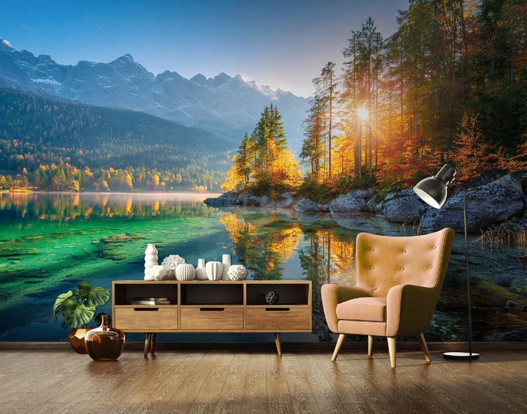 Wohnraum mit Fototapete eines Bergsees, dekoriert mit Sessel, Stehlampe und Kommode