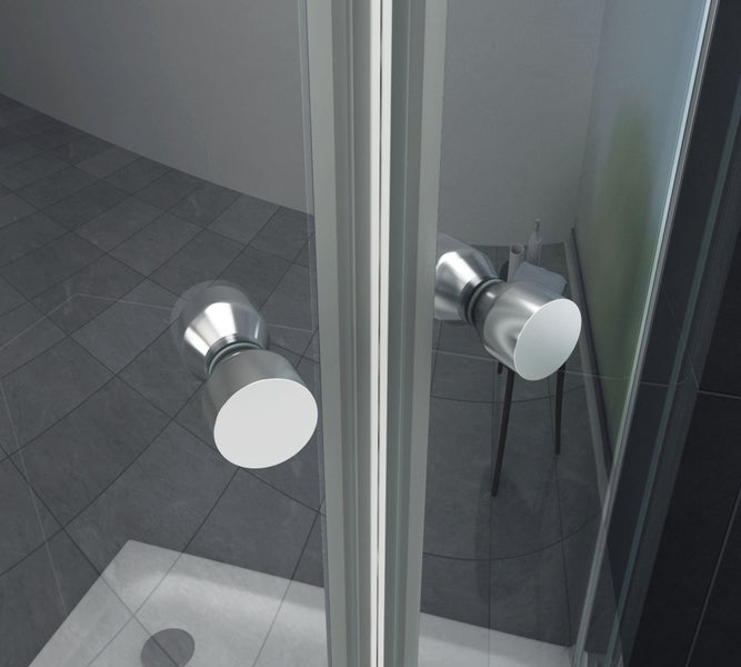 Detailansicht einer Duschkabine mit Griffen und Fliesenspiegel