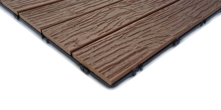 Braune Klickfliese aus Holz-Kunststoff mit Holzstruktur und Stecksystem.