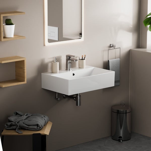 Modernes Badezimmer mit weißem, wandhängendem Waschtisch, Chrom-Armatur, beleuchtetem Spiegel, Holzregalen und Badaccessoires.
