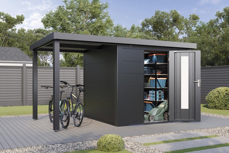 Modernes Metallgerätehaus mit integriertem Schleppdach für Fahrräder und offenem Stauraum, auf einer Terrasse in einem Garten aufgestellt.