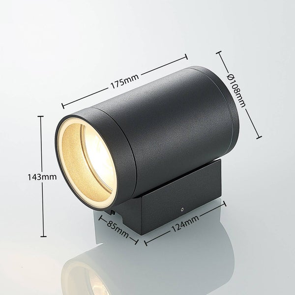 Nahaufnahme einer Rasenkante aus Gummi zwischen Rasen und Kies