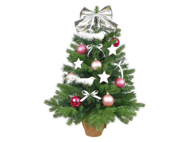 Künstlicher Weihnachtsbaum im Jutesack dekoriert mit Kugeln, Sternen und Vögeln für eine festliche Weihnachtsdekoration.