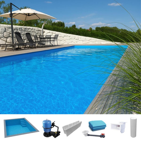 Rechteckiger Einbaupool im Garten mit Sonnenschirm, Sitzgruppe und Zubehör wie Sandfilteranlage, Poolsteinen und blauer Folie.
