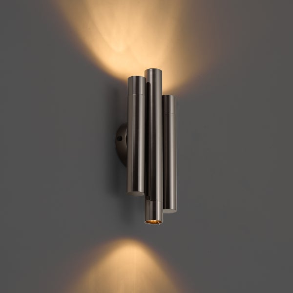 Moderne Wandleuchte aus Metall mit drei zylindrischen Elementen für Up und Down Lichtstrahlen.
