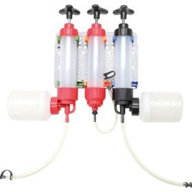 Wandmontiertes Dosiersystem mit drei manuellen Pumpen und Schlauchanschlüssen zur präzisen Flüssigkeitsentnahme