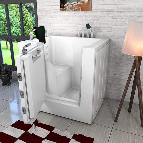 Begehbare Badewanne mit offener Tür, Duschkopf und Sitzgelegenheit in einem hellen Badezimmer.