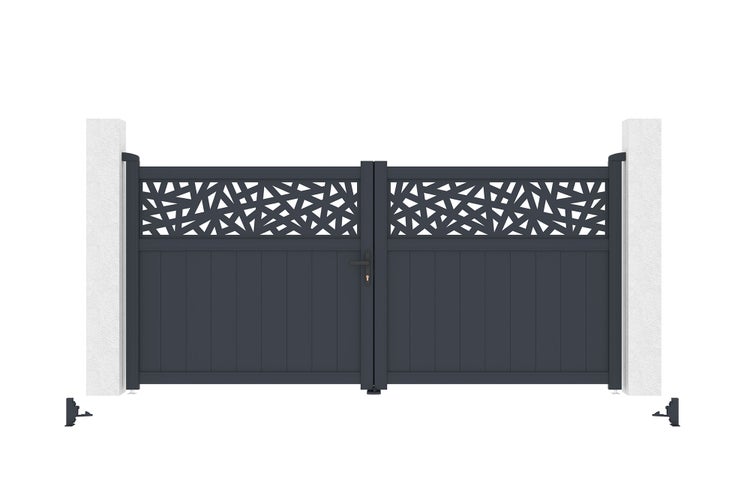 Zweiflügeliges Einfahrtstor aus Aluminium in Anthrazit mit dekorativem Lochmuster und vertikalen Lamellen.