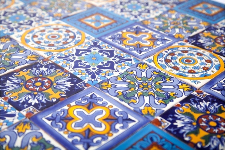 Dekorative Fliesen mit floralen und geometrischen Mustern