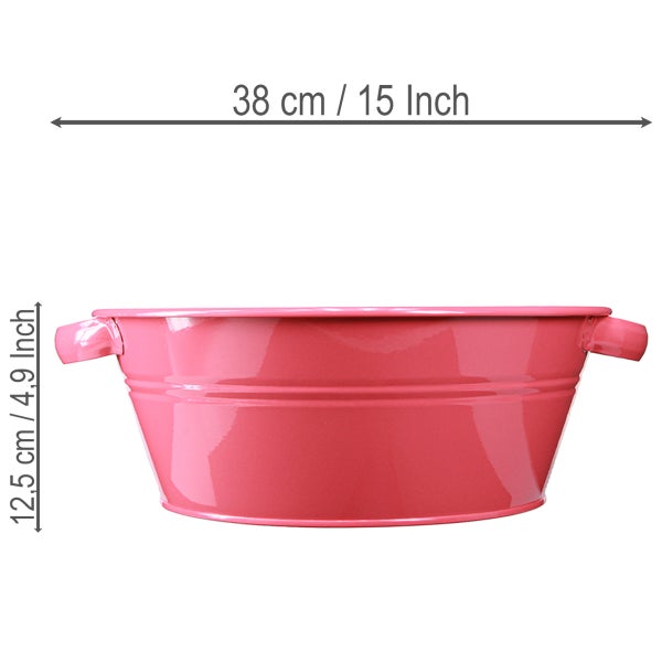 Pinkfarbene Metallwanne mit zwei Griffen, Breite 38 Zentimeter und Höhe 12,5 Zentimeter.