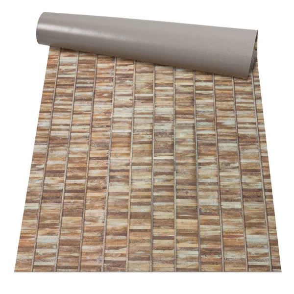 Teilweise ausgerollter PVC-Bodenbelag mit Holzlatten-Optik.