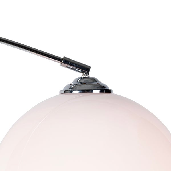 Detailaufnahme einer Leuchte mit Schirm und verstellbarem Arm.