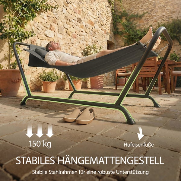 Stabiles Hängemattengestell aus Stahl mit 150 Kilogramm Tragkraft und Hufeisenfüßen auf einer Steinterrasse.