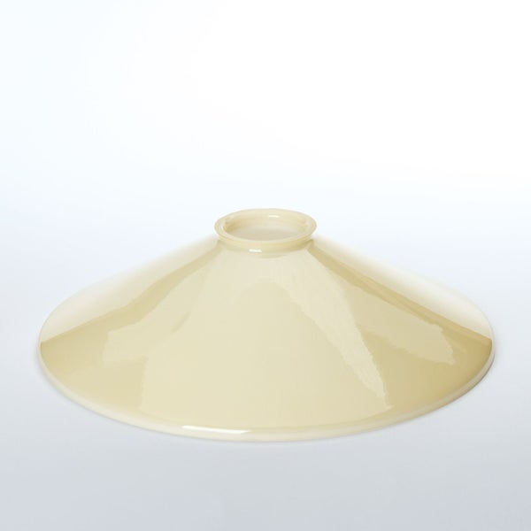 Ein konischer Lampenschirm aus Glas fuer Deckenleuchten