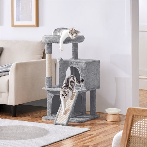 Katzenkratzbaum mit zwei Katzen im Wohnzimmer
