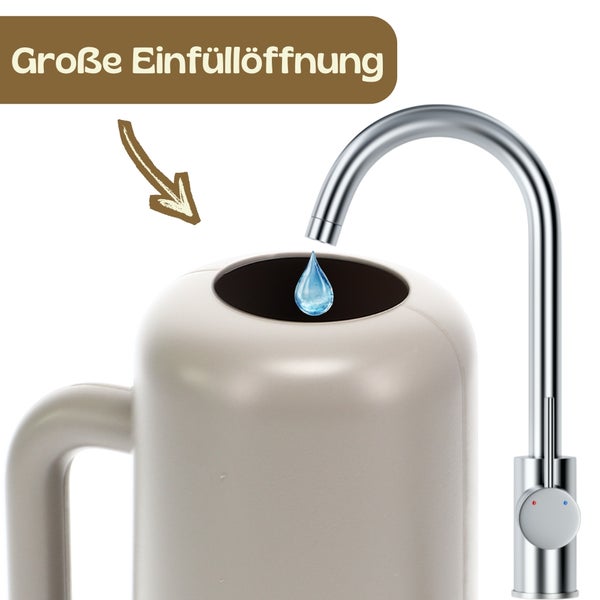 Gießkanne mit großer Einfüllöffnung unter einem Wasserhahn.