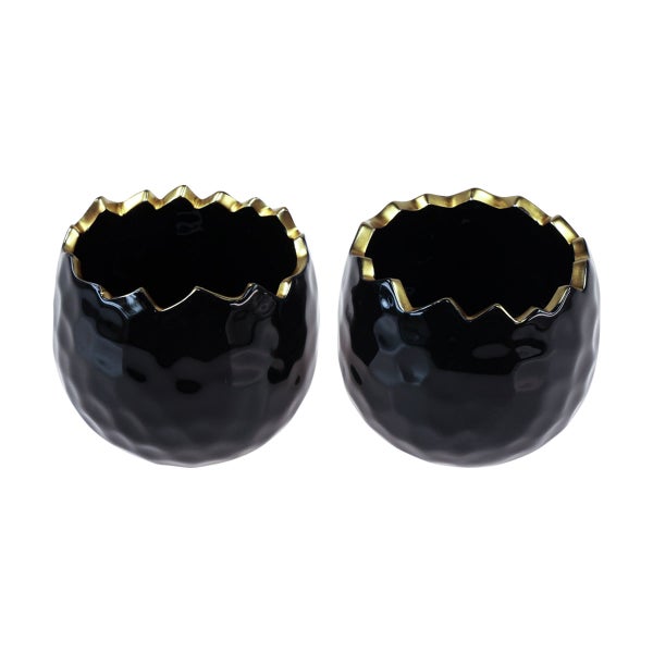Zwei schwarze Übertöpfe mit goldfarbenem Rand