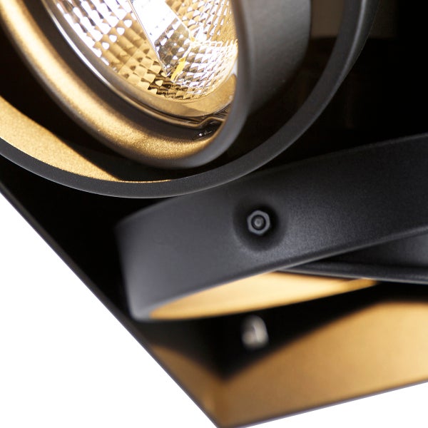 Detailaufnahme eines Strahlers aus Metall in Schwarz und Gold mit Reflektor-Leuchtmittel.