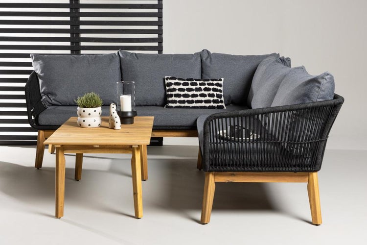 Eck-Gartenlounge aus schwarzem Seilgeflecht mit Holzbeinen, grauen Kissen und rechteckigem Loungetisch aus Holz.