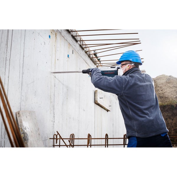 Ein Betonbohrer bohrt ein Loch in eine Betonwand.